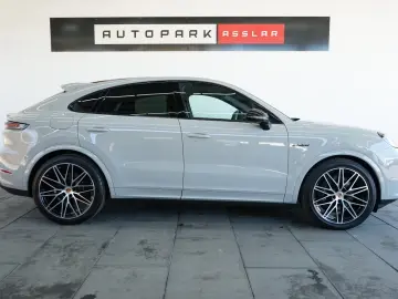 Porsche Cayenne Coupe E-Hybrid Black Edition MY26