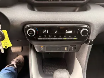 TOYOTA Yaris Hybrid Business Edition Sitzheitzung