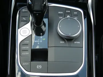 BMW 320i xDrive Limousine Sport Line HiFi DAB LED