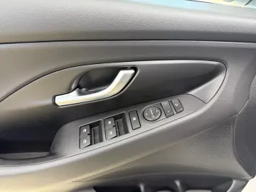 Hyundai i30 1.5 T-GDI 140CP M T MHEV Highway