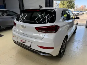 Hyundai i30 1.5 T-GDI 140CP M T MHEV Highway