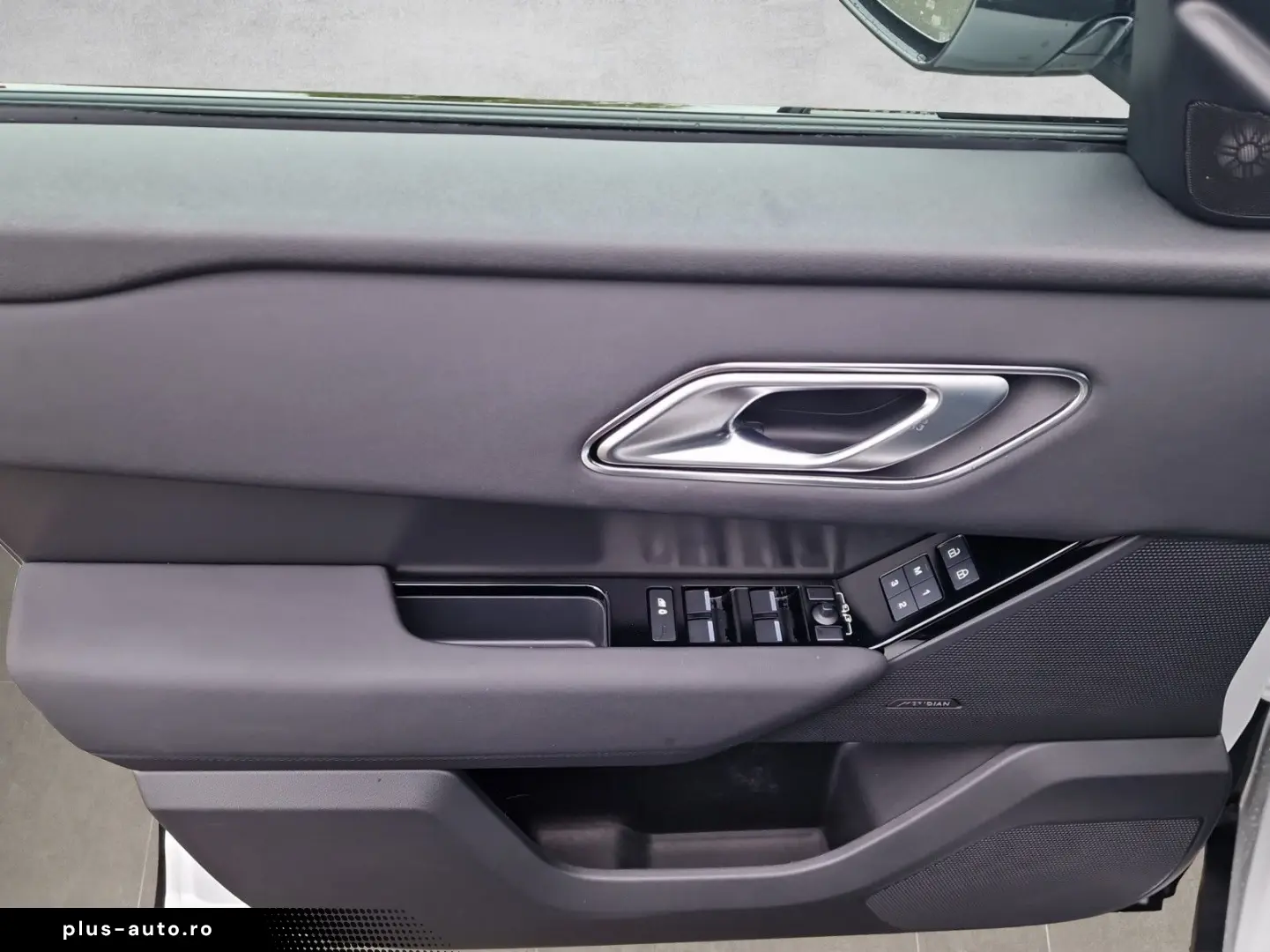 LAND ROVER Range Rover Velar R-Dynamic SE Pano AHK Matrix