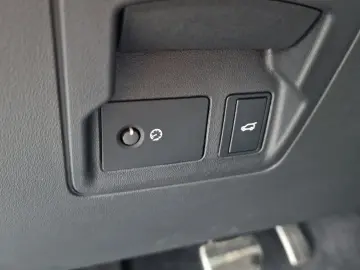 LAND ROVER Range Rover Velar R-Dynamic SE Pano AHK Matrix