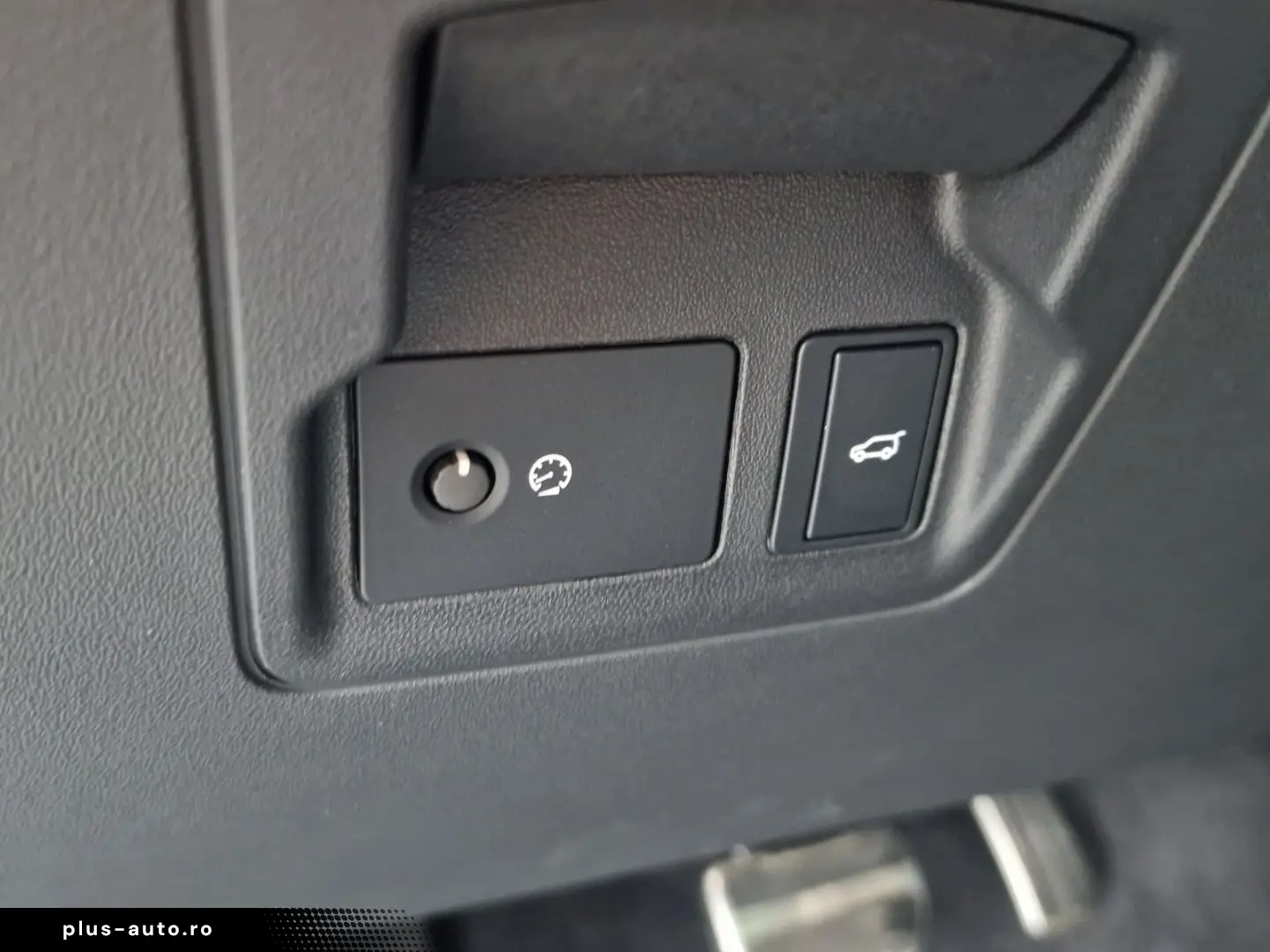 LAND ROVER Range Rover Velar R-Dynamic SE Pano AHK Matrix