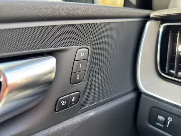 VOLVO XC60 B4 Diesel AWD Inscription AHK-klappbar Navi