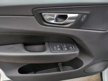 VOLVO XC60 B4 (Diesel) Momentum Pro AWD Automatik Navi