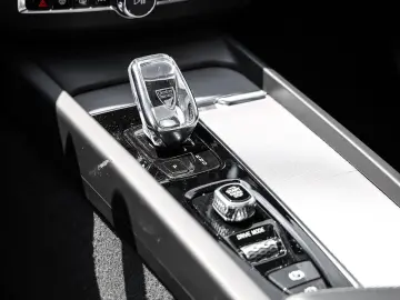 VOLVO XC60 Inscription Recharge Plug-In Hybrid AWD T8