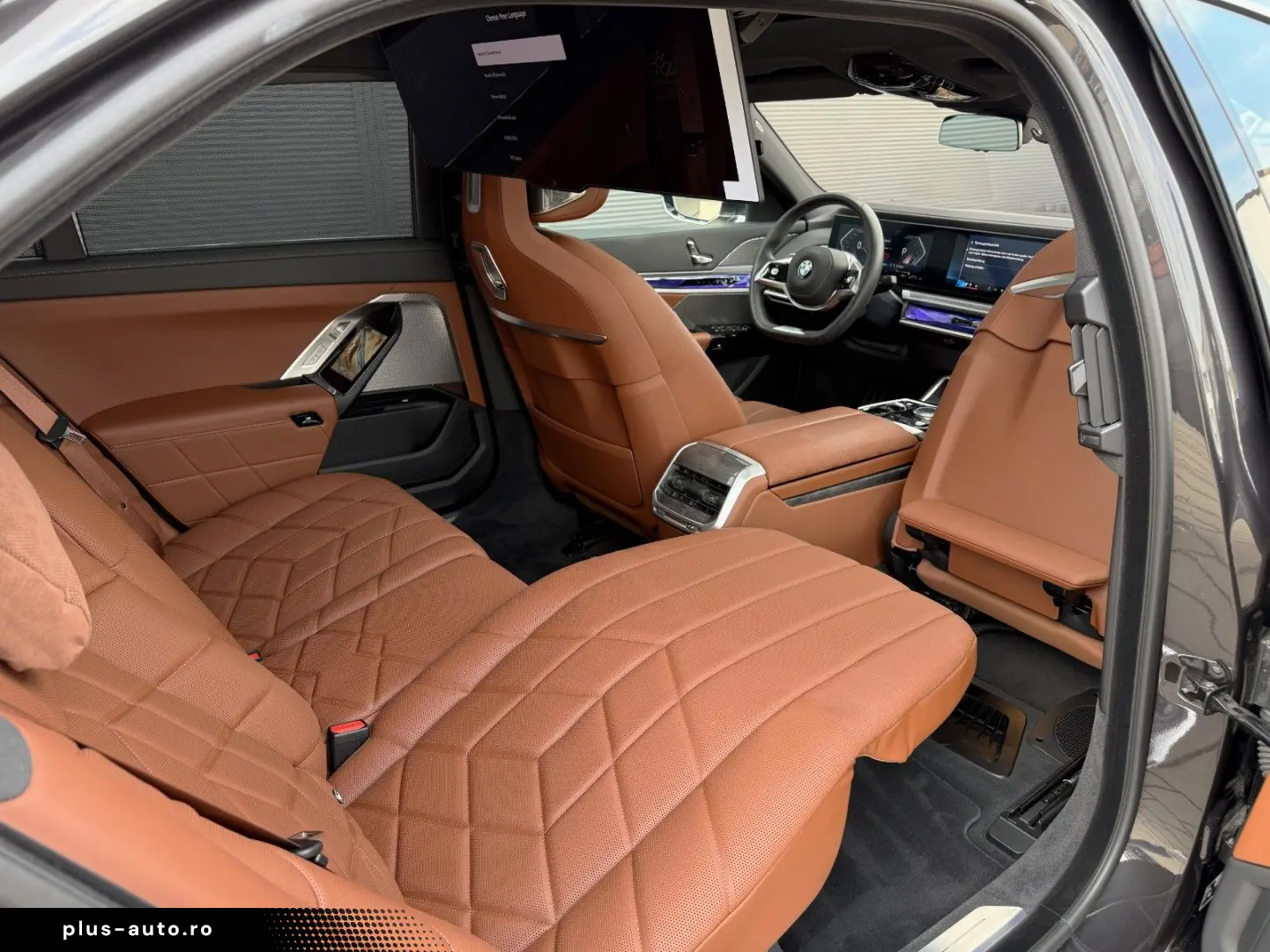 BMW 740d xDrive Lounge Seating TV Pano Sky Lounge