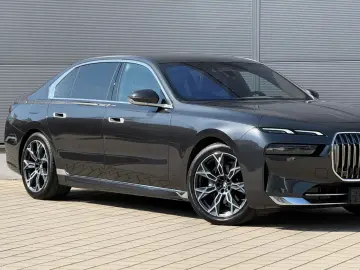 BMW 740d xDrive Lounge Seating TV Pano Sky Lounge