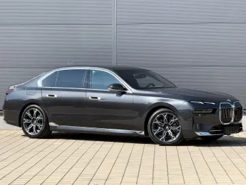 BMW 740d xDrive Lounge Seating TV Pano Sky Lounge