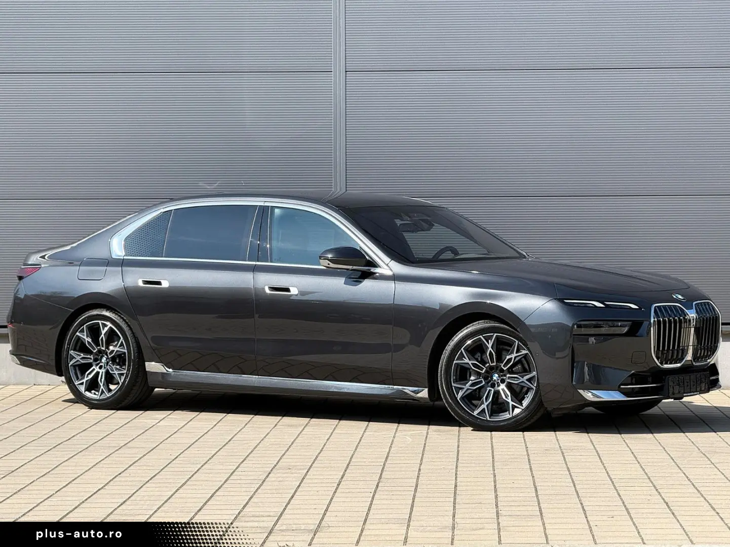 BMW 740d xDrive Lounge Seating TV Pano Sky Lounge