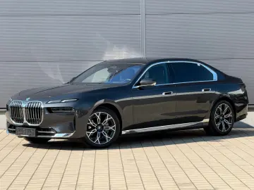 BMW 740d xDrive Lounge Seating TV Pano Sky Lounge