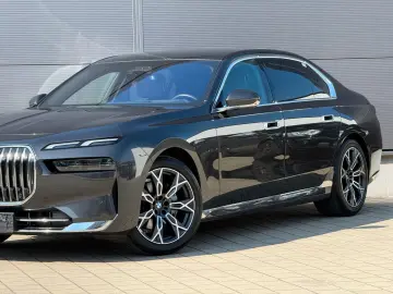 BMW 740d xDrive Lounge Seating TV Pano Sky Lounge