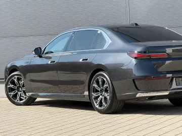 BMW 740d xDrive Lounge Seating TV Pano Sky Lounge