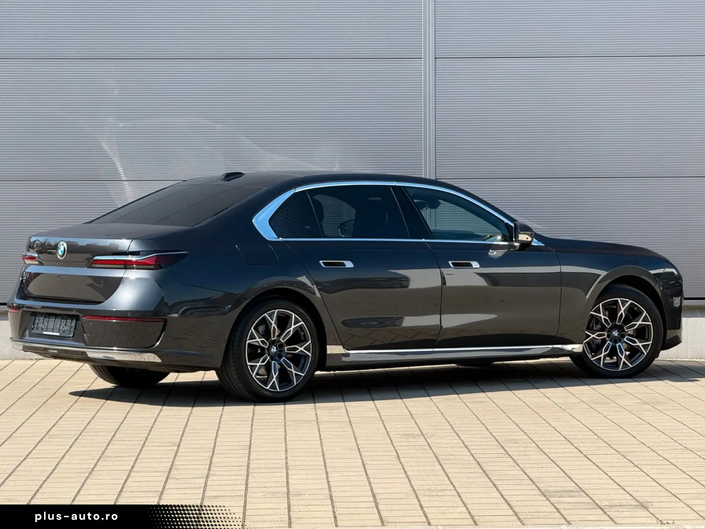 BMW 740d xDrive Lounge Seating TV Pano Sky Lounge