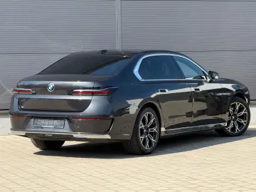 BMW 740d xDrive Lounge Seating TV Pano Sky Lounge