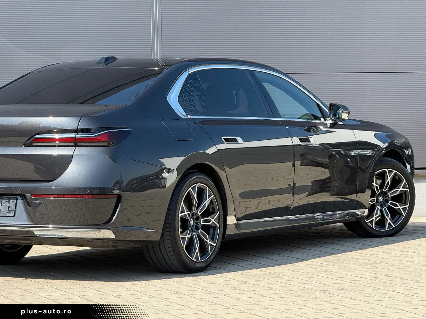 BMW 740d xDrive Lounge Seating TV Pano Sky Lounge