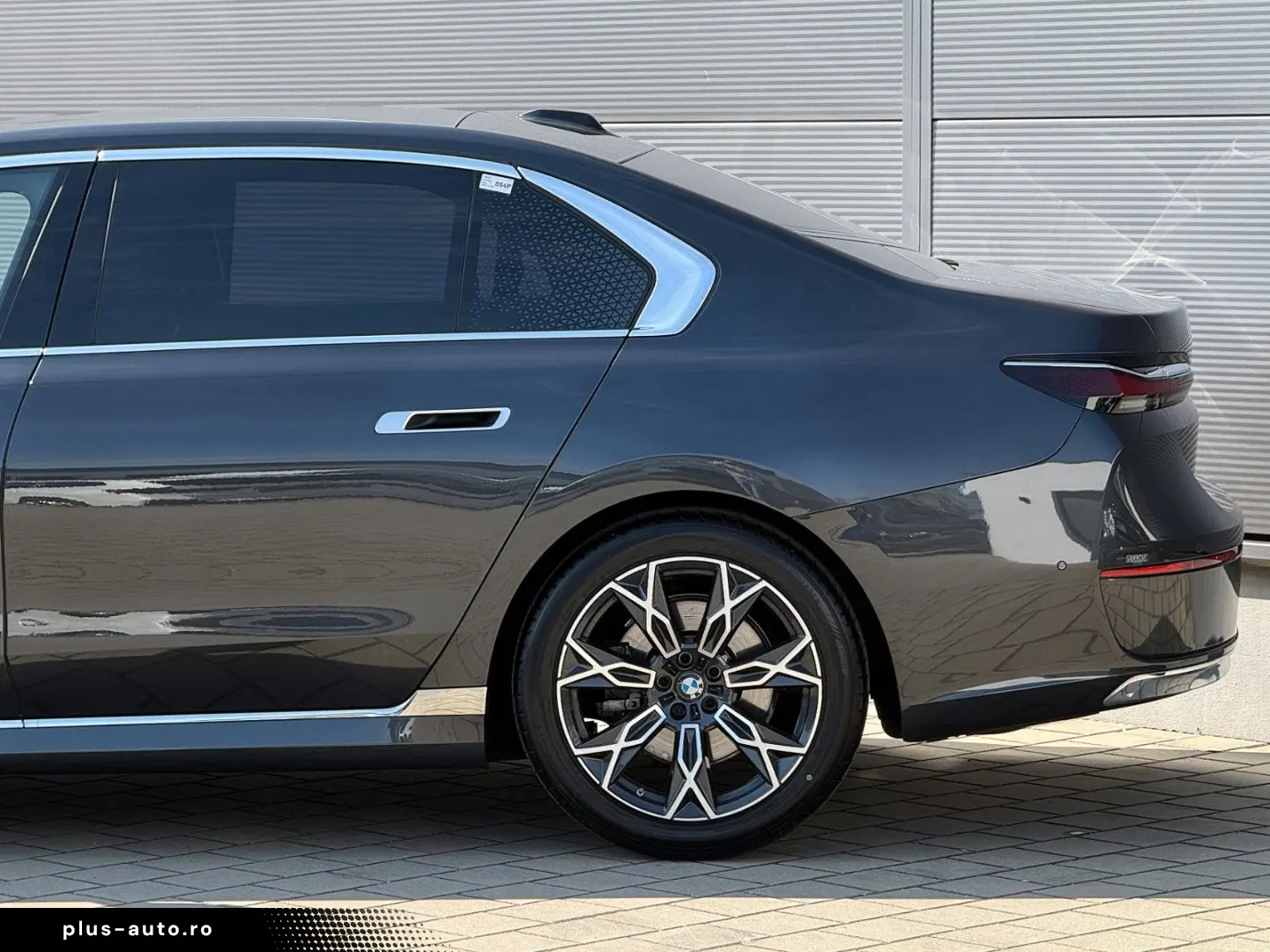 BMW 740d xDrive Lounge Seating TV Pano Sky Lounge