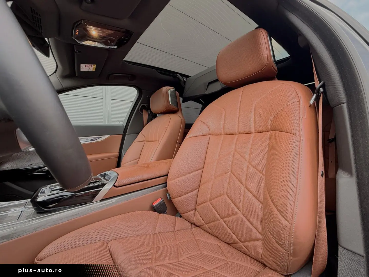 BMW 740d xDrive Lounge Seating TV Pano Sky Lounge