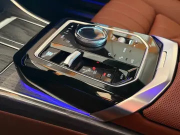 BMW 740d xDrive Lounge Seating TV Pano Sky Lounge