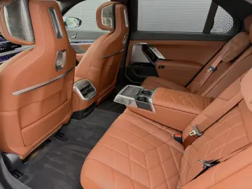 BMW 740d xDrive Lounge Seating TV Pano Sky Lounge