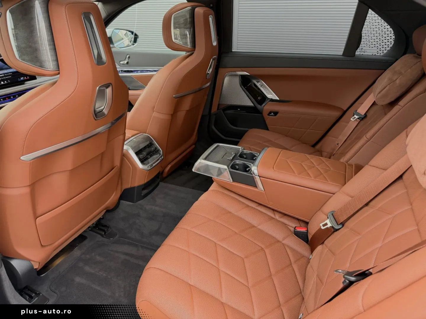 BMW 740d xDrive Lounge Seating TV Pano Sky Lounge