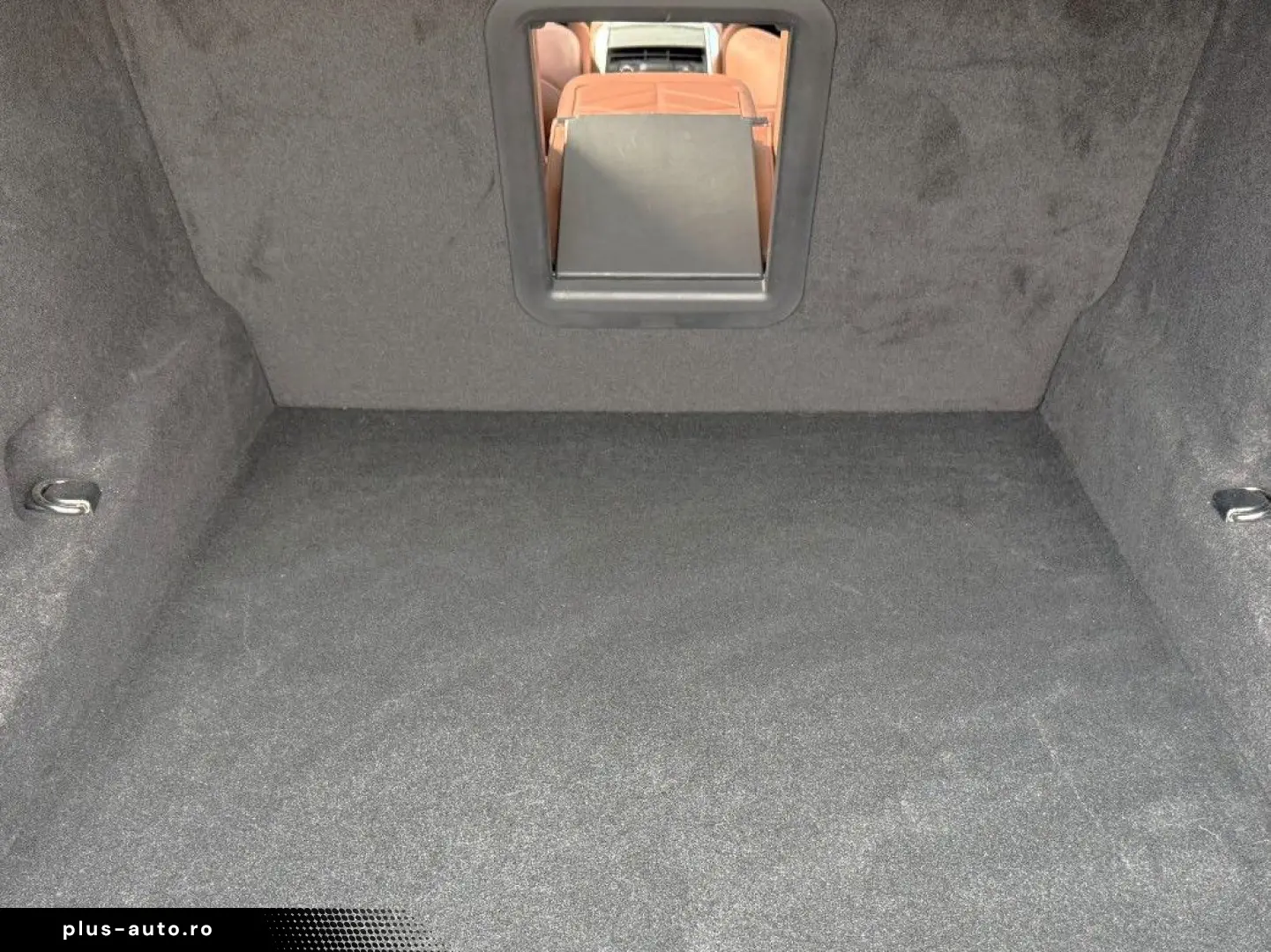 BMW 740d xDrive Lounge Seating TV Pano Sky Lounge