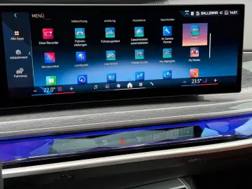 BMW 740d xDrive Lounge Seating TV Pano Sky Lounge