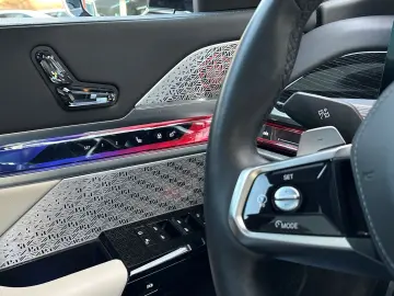 BMW 740 d xDrive MSPORT CRYSTAL ICONIC KLIMASITZ B&W