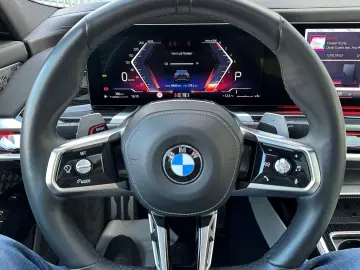 BMW 740 d xDrive MSPORT CRYSTAL ICONIC KLIMASITZ B&W