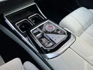 BMW 740 d xDrive MSPORT CRYSTAL ICONIC KLIMASITZ B&W