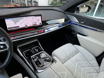 BMW 740 d xDrive MSPORT CRYSTAL ICONIC KLIMASITZ B&W