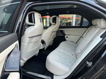 BMW 740 d xDrive MSPORT CRYSTAL ICONIC KLIMASITZ B&W