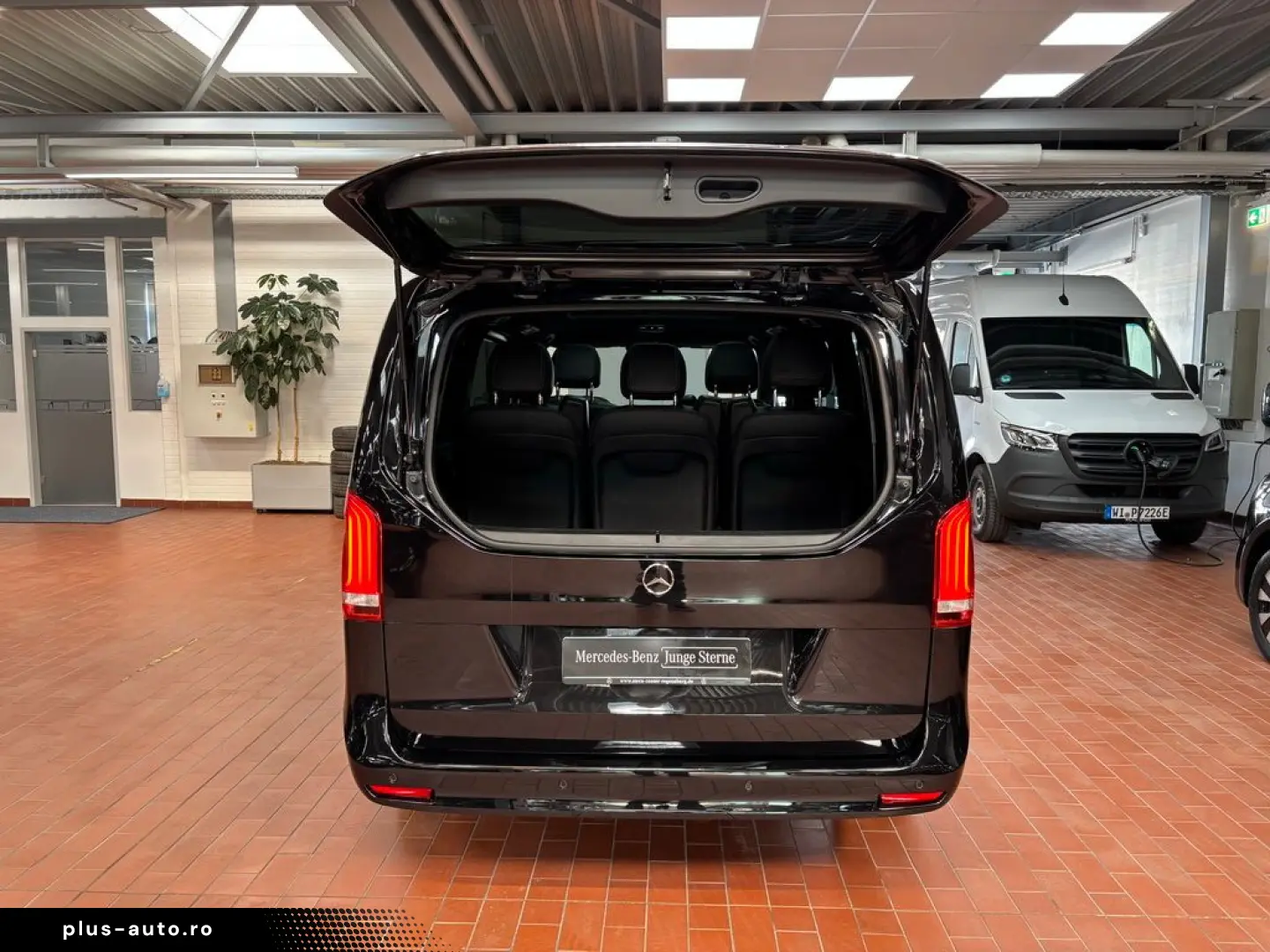 MERCEDES-BENZ V 300 d lang AMG Allrad AHK 2 5 t Panorama