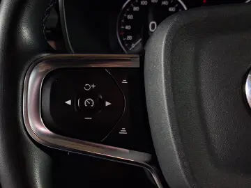 VOLVO XC 40 MOMENTUM HYBRID B4 MHEV  2.0TI  197CP 2021