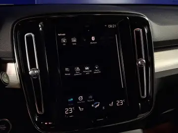 VOLVO XC 40 MOMENTUM HYBRID B4 MHEV  2.0TI  197CP 2021