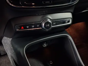 VOLVO XC 40 MOMENTUM HYBRID B4 MHEV  2.0TI  197CP 2021