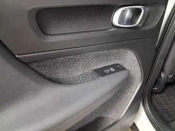 VOLVO XC 40 MOMENTUM HYBRID B4 MHEV  2.0TI  197CP 2021