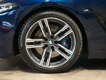 BMW 840i XDRIVE B&W PANO HUD CARBON 43.636 € NETTO