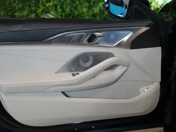 BMW 840i XDRIVE B&W PANO HUD CARBON 43.636 € NETTO