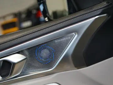 BMW 840i XDRIVE B&W PANO HUD CARBON 43.636 € NETTO