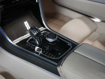 BMW 840i XDRIVE B&W PANO HUD CARBON 43.636 € NETTO