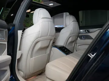 BMW 840i XDRIVE B&W PANO HUD CARBON 43.636 € NETTO