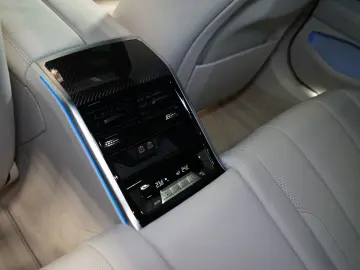 BMW 840i XDRIVE B&W PANO HUD CARBON 43.636 € NETTO