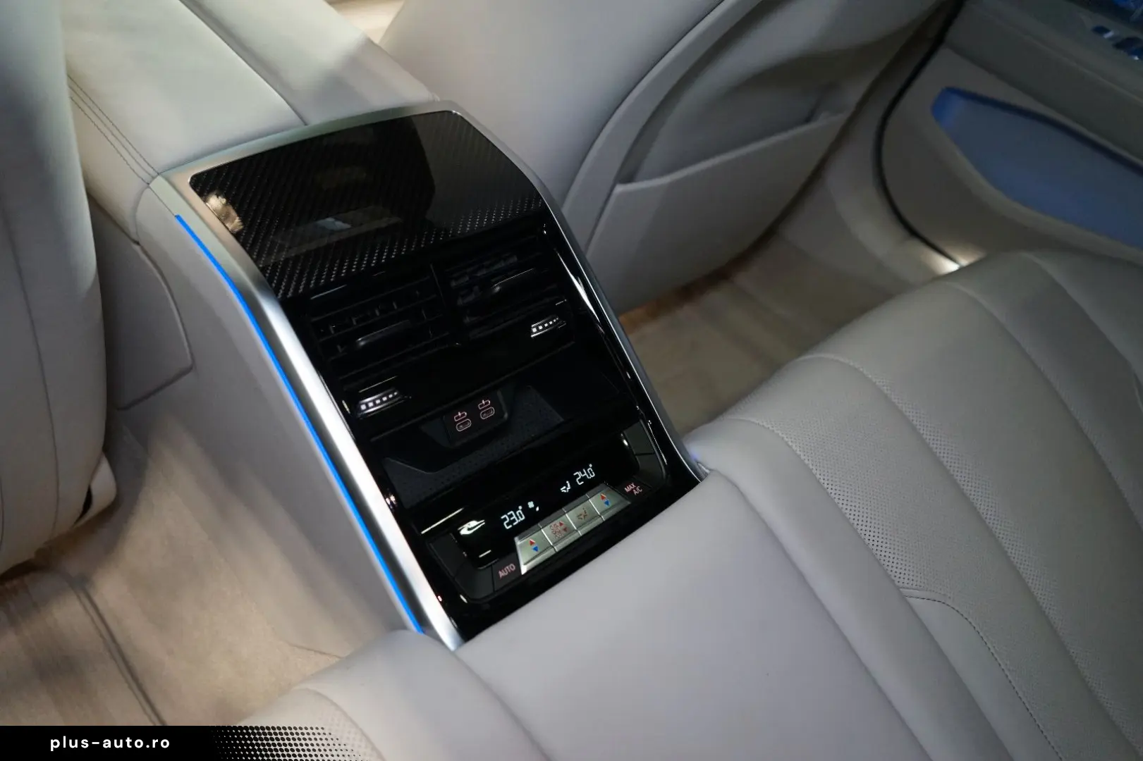 BMW 840i XDRIVE B&W PANO HUD CARBON 43.636 € NETTO