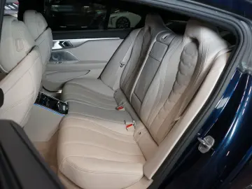 BMW 840i XDRIVE B&W PANO HUD CARBON 43.636 € NETTO