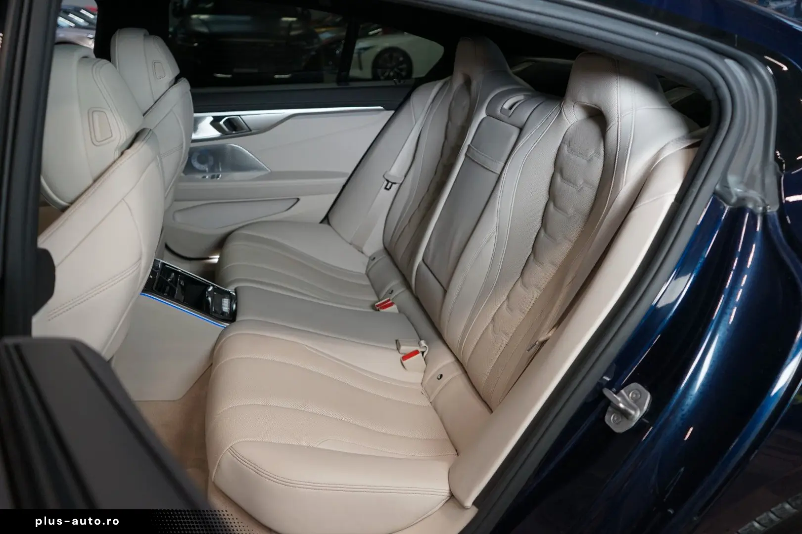 BMW 840i XDRIVE B&W PANO HUD CARBON 43.636 € NETTO