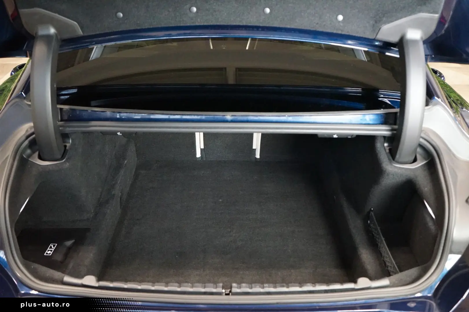 BMW 840i XDRIVE B&W PANO HUD CARBON 43.636 € NETTO