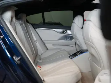 BMW 840i XDRIVE B&W PANO HUD CARBON 43.636 € NETTO