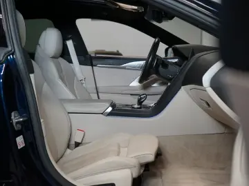 BMW 840i XDRIVE B&W PANO HUD CARBON 43.636 € NETTO